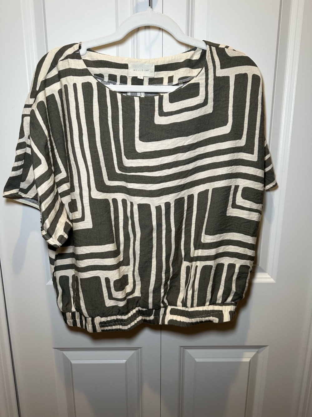 MELLODAY Olive and Cream Geometric Short Sleeve Top